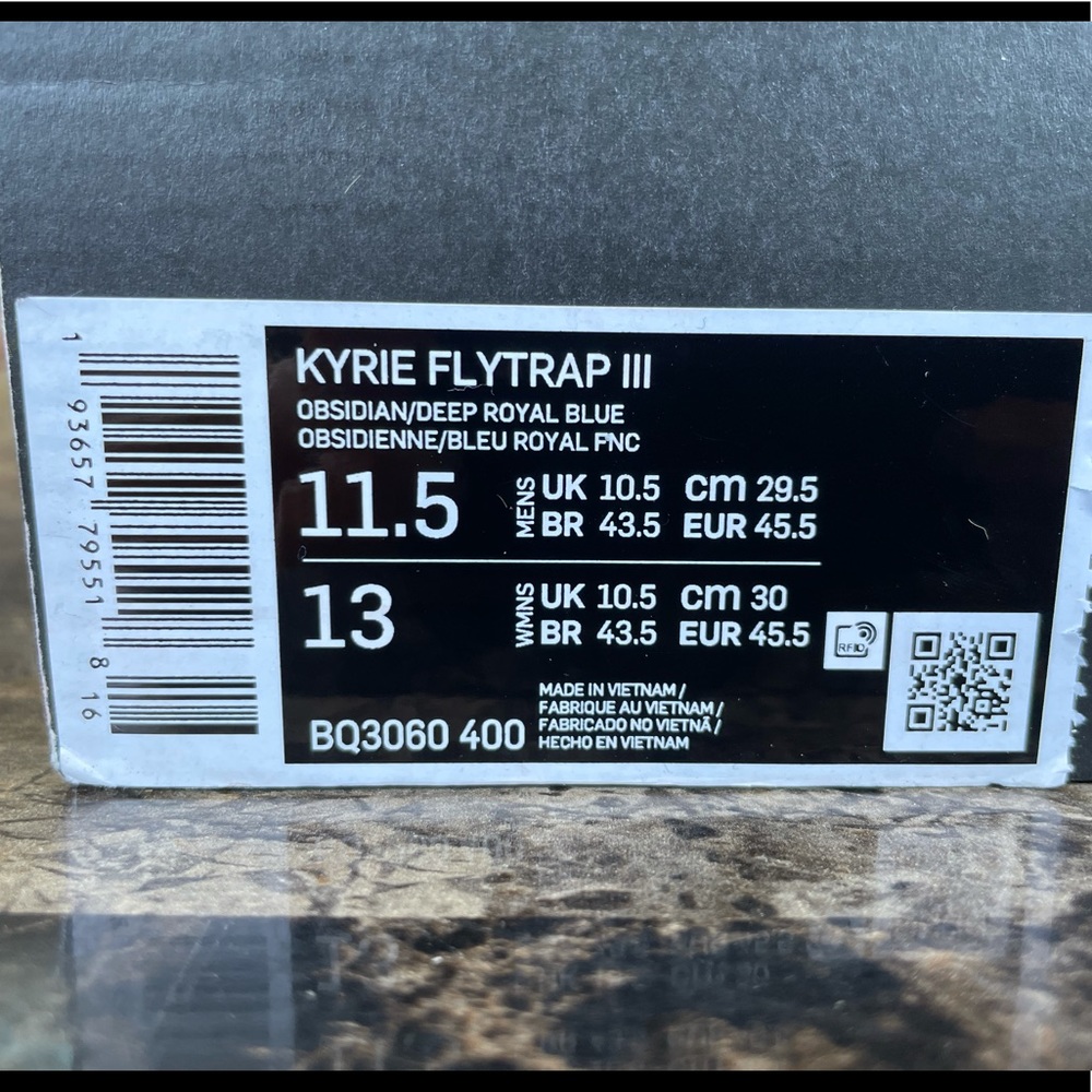 Nike Men's Kyrie Flytrap III Basketball Sneakers - Picture 14 of 15